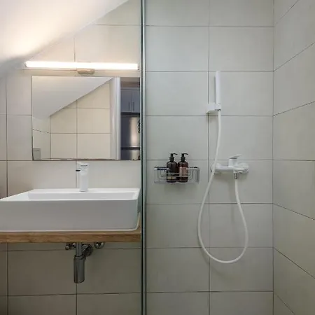 Apartament 33 *